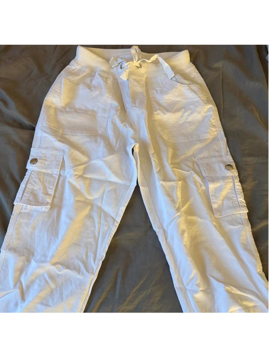 Other Pants - White cargo capri pants in a S #cargo #utility